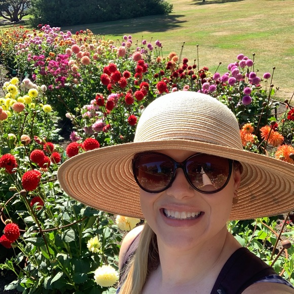 Meet your Posher, Danielle - Picture 2 of 4